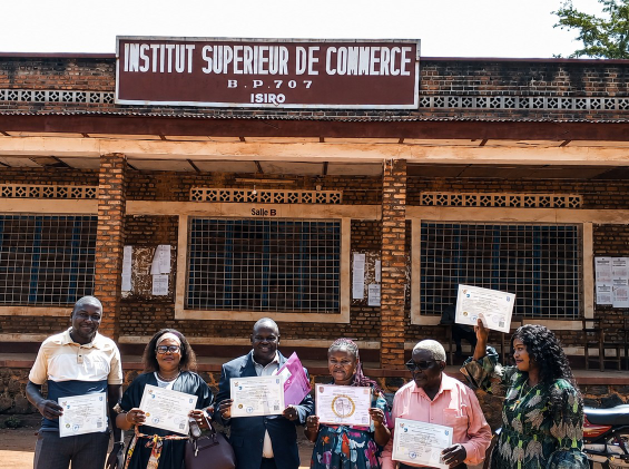 Haut-Uele : Micheline OMBAE KALAMA prend en charge les frais de retrait des diplômes de ses anciens camarades de l’ISC Isiro