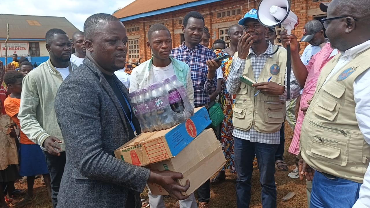 Élan de solidarité à Isiro : L’association des amis de Junior Akanziade au chevet des déplacés de Gossamu
